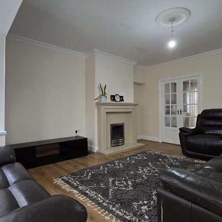 Entire Three Bedroom House In Birmingham Extérieur photo