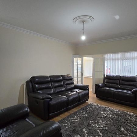Entire Three Bedroom House In Birmingham Extérieur photo